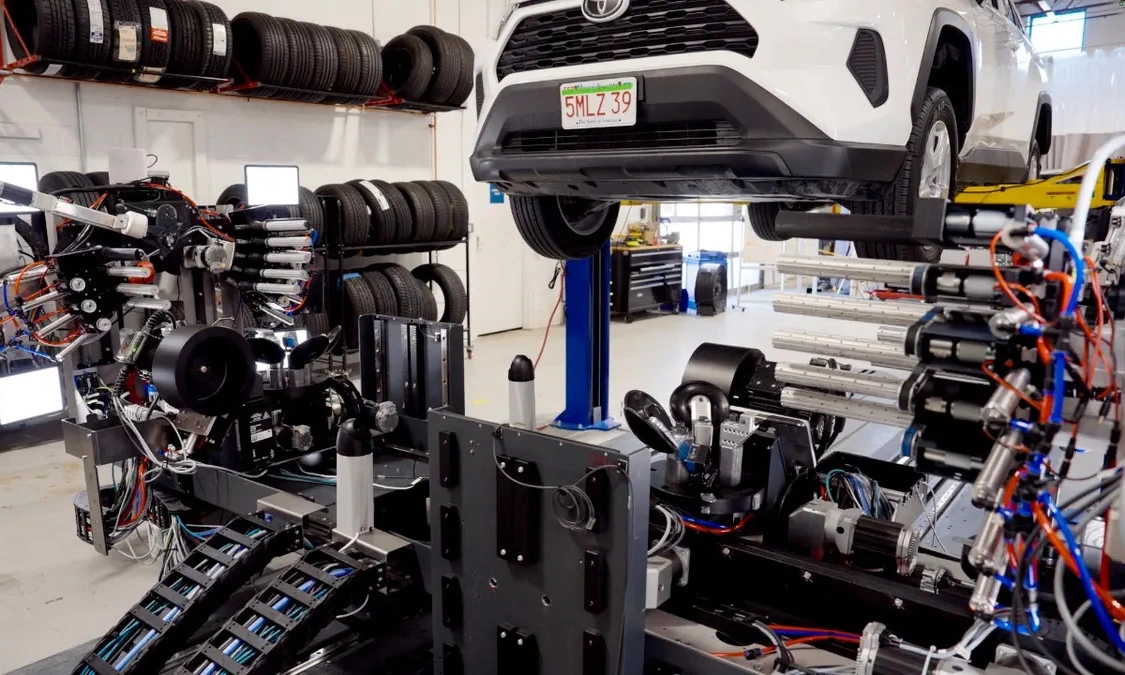 Robot AI sắp thế chỗ thợ thay lốp trong garage ôtô