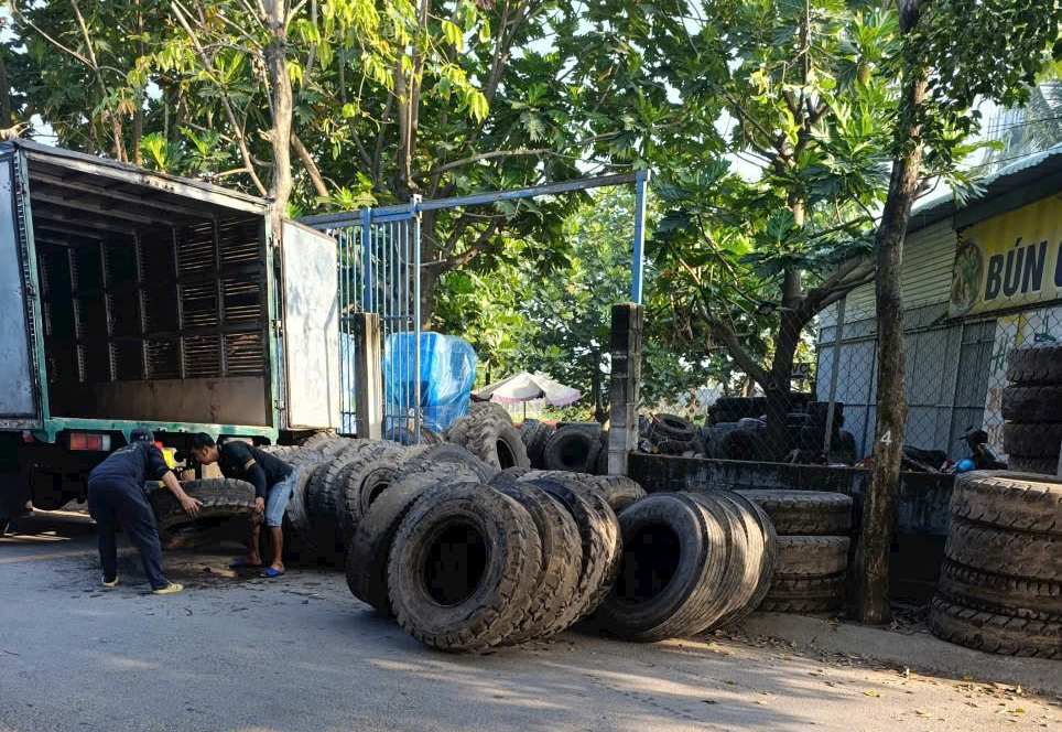 Thu mua tận nơi các loại vỏ lốp xe ô tô, xe du lịch Mòn, bể gai  Tại Hồ chí Minh và các tỉnh giá cao
