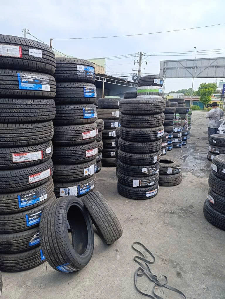 Thu mua vỏ lốp xe ô tô, xe tải, xe bán tải 01