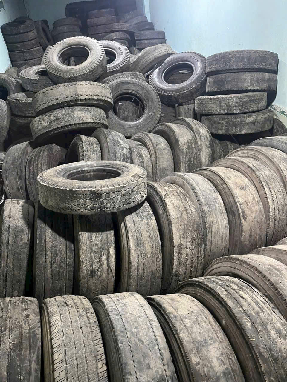 Thu mua vỏ lốp xe ô tô, xe tải, xe bán tải 03